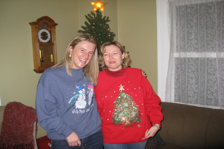 ../image/christmas dinner party - ugly sweatshirts kristin julie 1.jpg